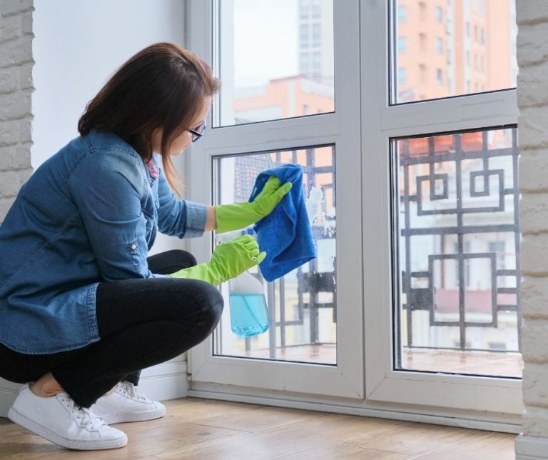 طرق تنظيف زجاج النوافذ الزجاجية